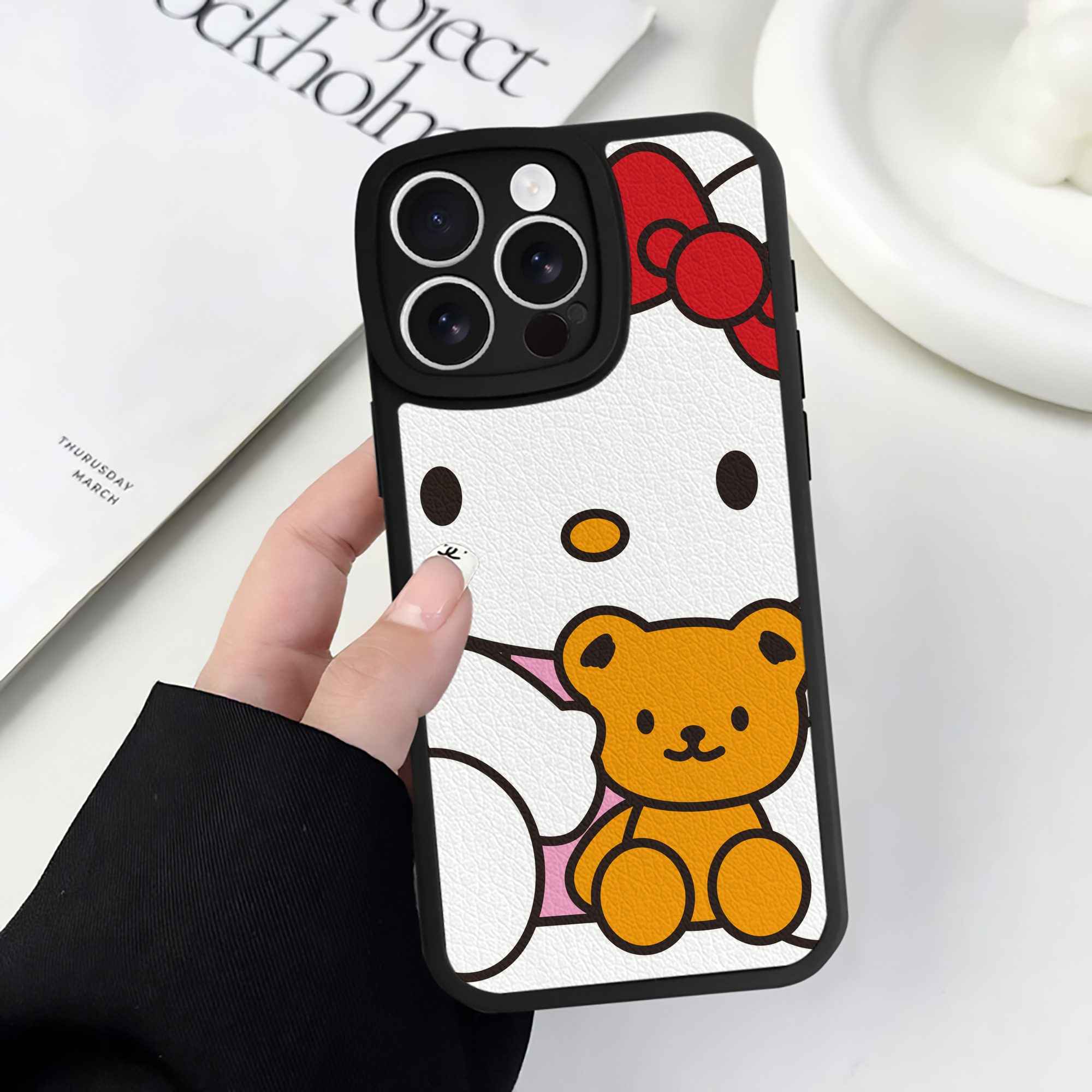 （画像用） Hello Kitty ハローキティ 【iPhone 16シリーズ対応】シリコンスマホケース（レザー調） 材質：シリコン